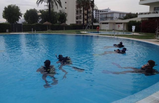 bautismo de buceo en piscina
